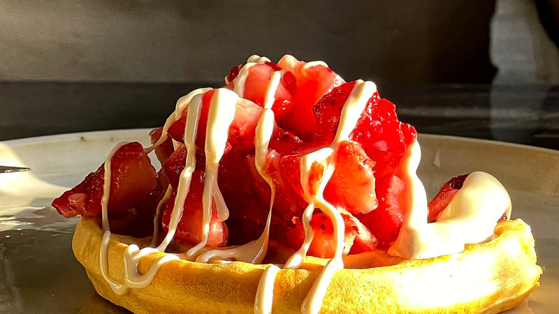 Waffle con frutillas endulzado con hilos de miel cremada Valymu
