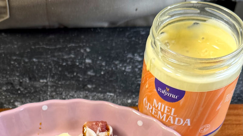 Frasco abierto de miel cremada Valymu, miel cristalizada de forma controlada
