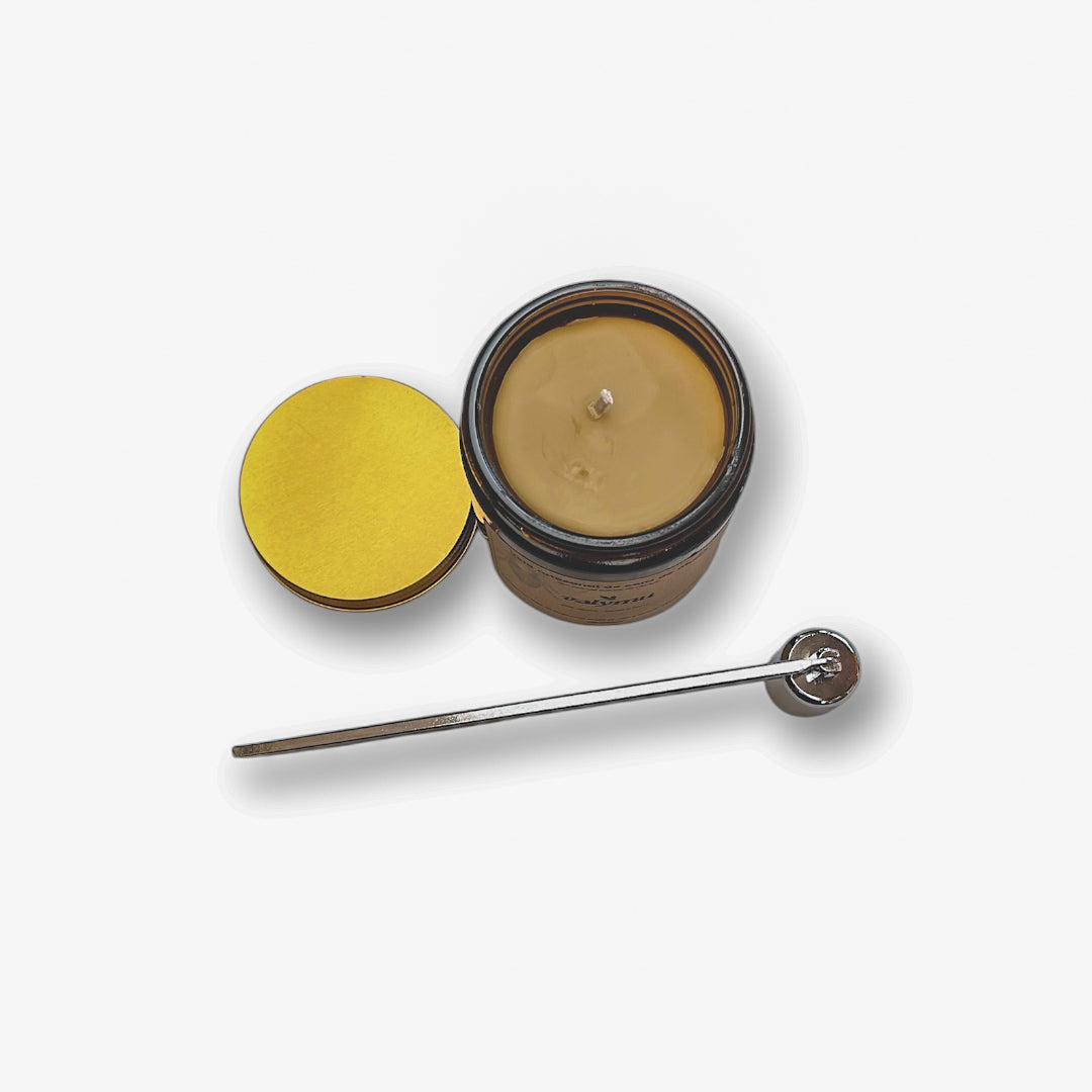 Set Ritual de Luz: Vela de Cera de Abeja (200g) + Apagavelas Plateado