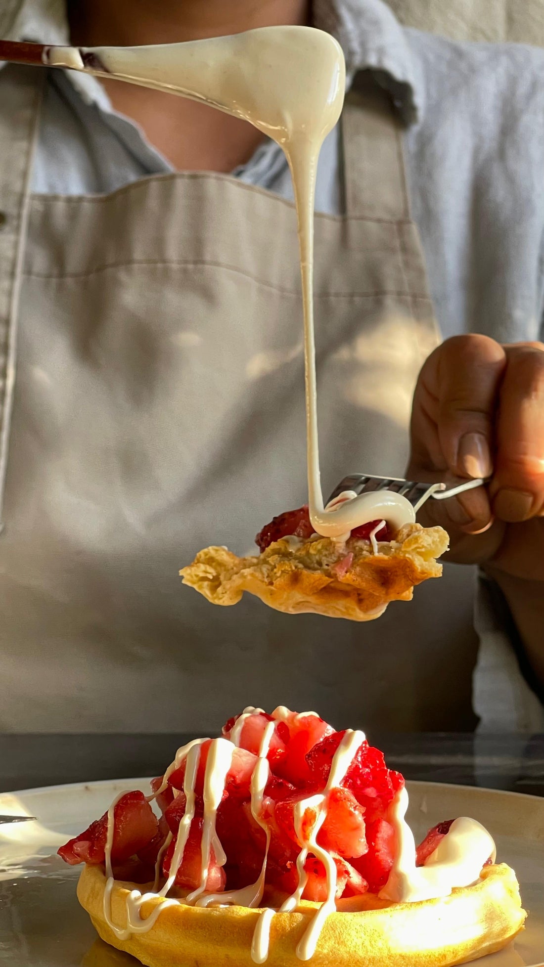 Miel Cremada de Quillay servida sobre waffle con frutillas, mostrando su textura cremosa