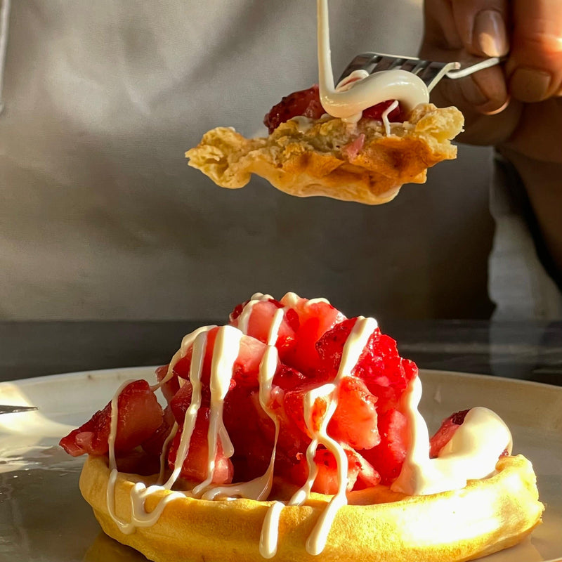 Miel cremada Valymu servida sobre waffle con frutillas