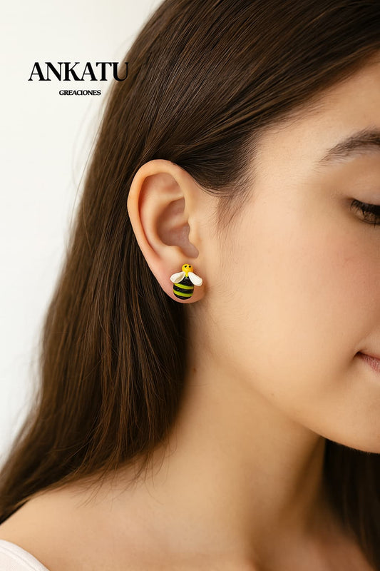Aros Abejas Hechos a Mano – Diseño Exclusivo en Porcelana y Acero Quirúrgico
