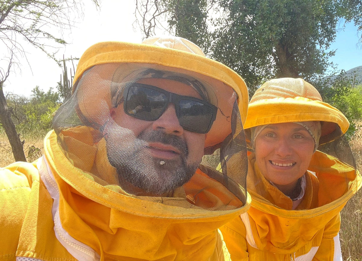 Ely y Carlos, apicultores de Valymu, con su traje en el apiario de Tantehue, Melipilla